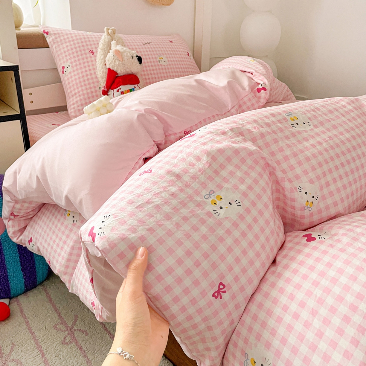 91家纺网 家纺一手货源 找家纺 纽缦家纺 2026新款A类水洗棉学生套件系列 宅宅猫爪粉