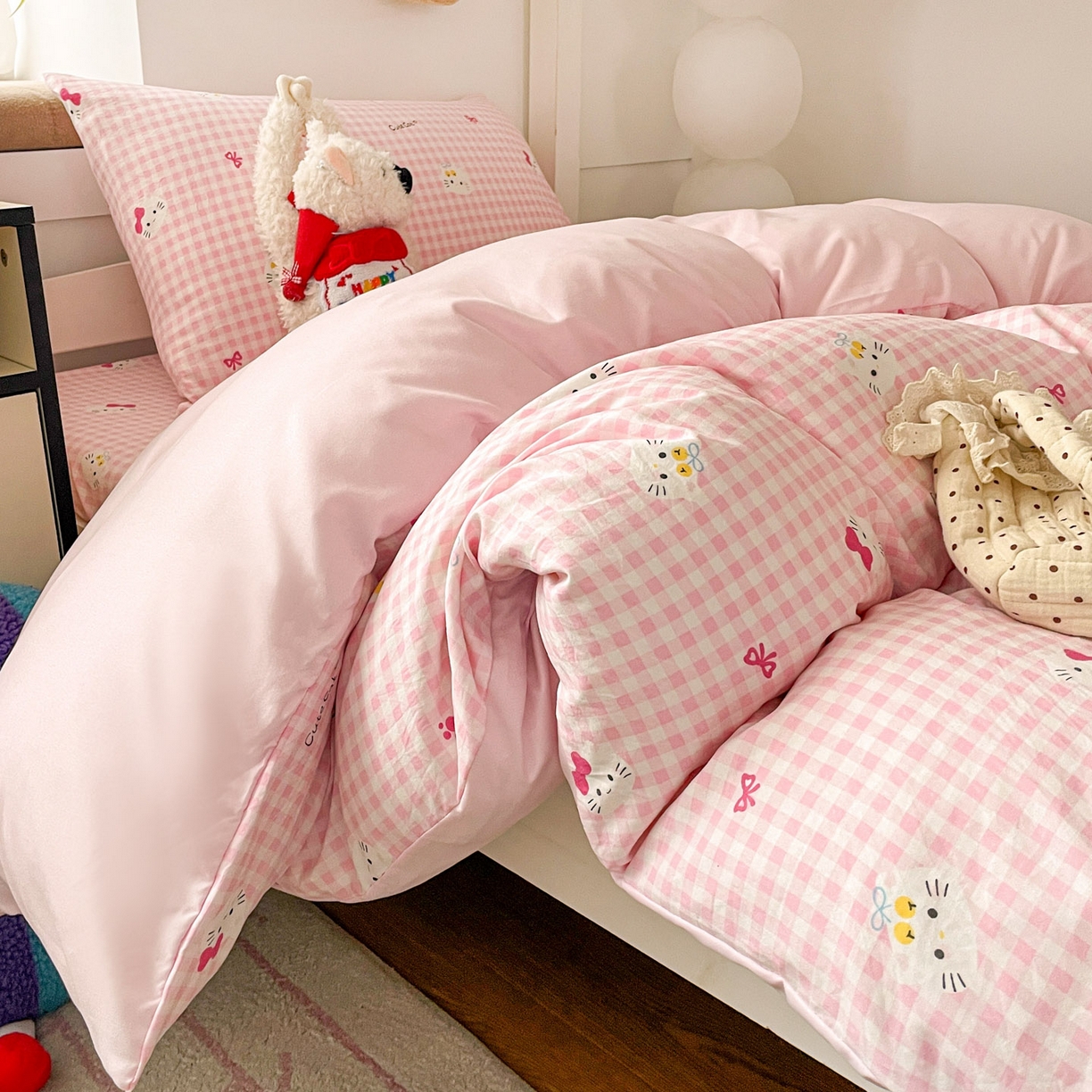 91家纺网 家纺一手货源 找家纺 纽缦家纺 2026新款A类水洗棉学生套件系列 宅宅猫爪粉