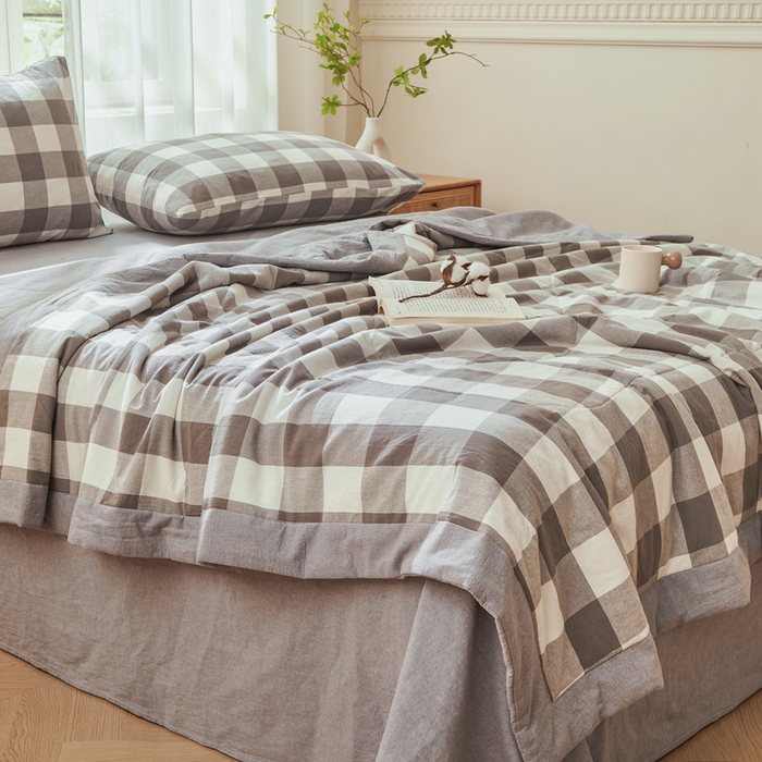 91家纺网 家纺一手货源 找家纺 雅萱家纺 2026新款全棉色织水洗棉棉花夏被 日和-大棕格 棉花夏被四件套