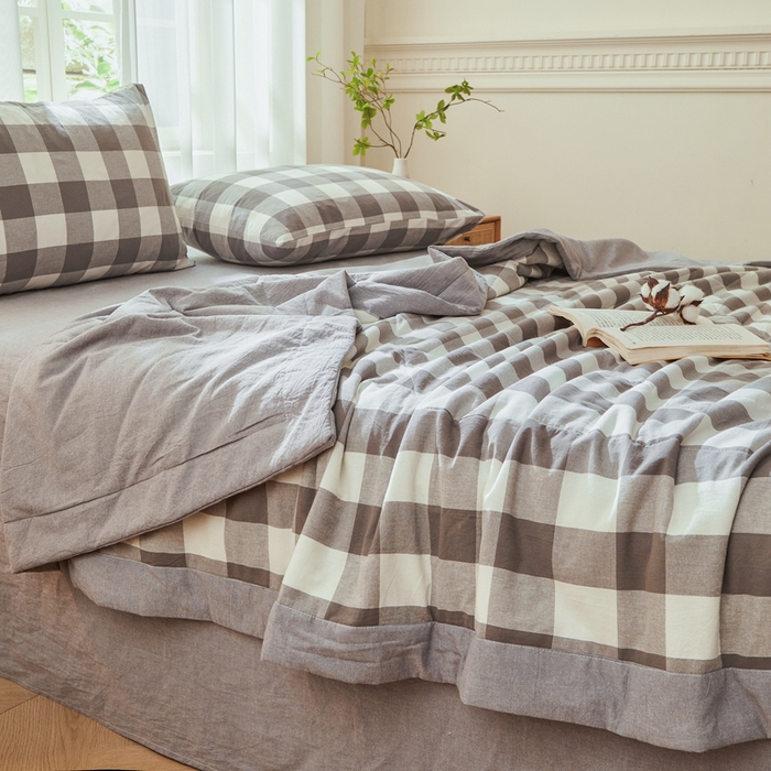 91家纺网 家纺一手货源 找家纺 雅萱家纺 2026新款全棉色织水洗棉棉花夏被 日和-大棕格 棉花夏被四件套