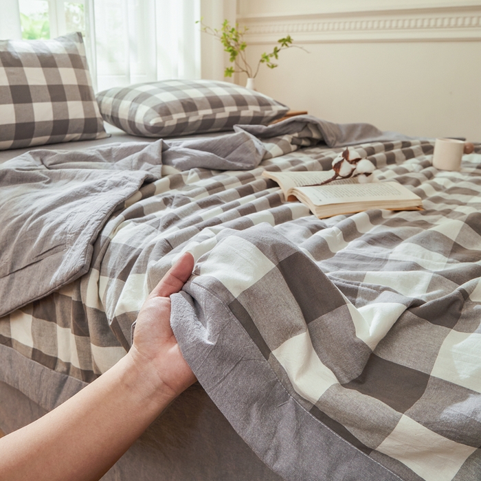 91家纺网 家纺一手货源 找家纺 雅萱家纺 2026新款全棉色织水洗棉棉花夏被 日和-大棕格 棉花夏被四件套