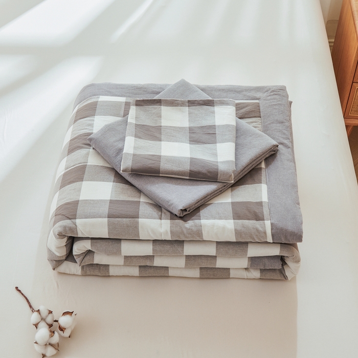 91家纺网 家纺一手货源 找家纺 雅萱家纺 2026新款全棉色织水洗棉棉花夏被 日和-大棕格 棉花夏被四件套