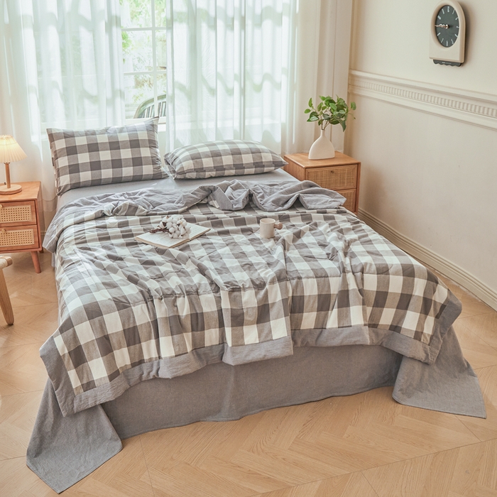 91家纺网 家纺一手货源 找家纺 雅萱家纺 2026新款全棉色织水洗棉棉花夏被 日和-大棕格 棉花夏被四件套