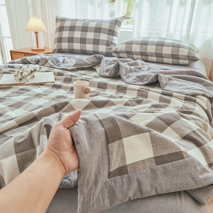 91家纺网 家纺一手货源 找家纺 雅萱家纺 2026新款全棉色织水洗棉棉花夏被 日和-大棕格 棉花夏被四件套