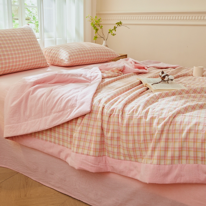 91家纺网 家纺一手货源 找家纺 雅萱家纺 2026新款全棉色织水洗棉棉花夏被 小格-粉 棉花夏被四件套