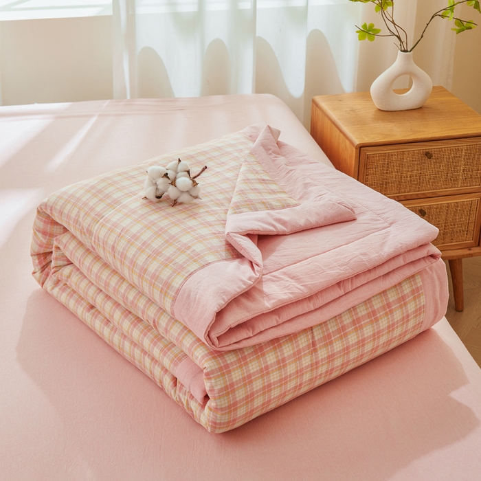 91家纺网 家纺一手货源 找家纺 雅萱家纺 2026新款全棉色织水洗棉棉花夏被 小格-粉 棉花夏被四件套