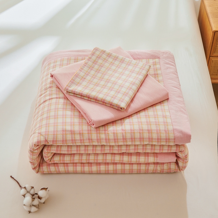 91家纺网 家纺一手货源 找家纺 雅萱家纺 2026新款全棉色织水洗棉棉花夏被 小格-粉 棉花夏被四件套