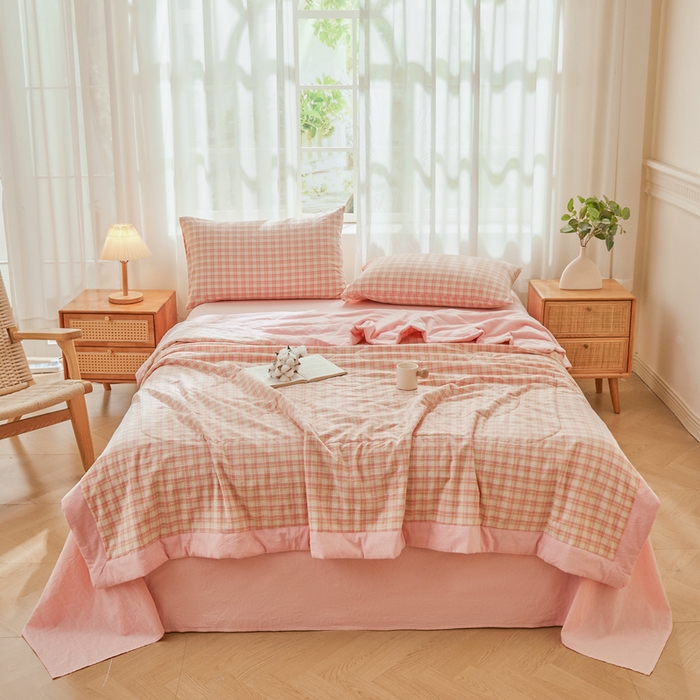 91家纺网 家纺一手货源 找家纺 雅萱家纺 2026新款全棉色织水洗棉棉花夏被 小格-粉 棉花夏被四件套