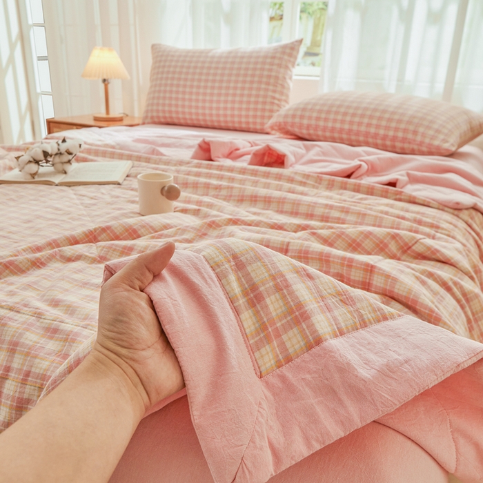 91家纺网 家纺一手货源 找家纺 雅萱家纺 2026新款全棉色织水洗棉棉花夏被 小格-粉 棉花夏被四件套