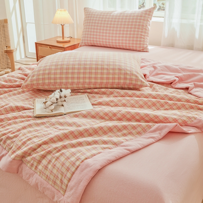 91家纺网 家纺一手货源 找家纺 雅萱家纺 2026新款全棉色织水洗棉棉花夏被 小格-粉 棉花夏被四件套