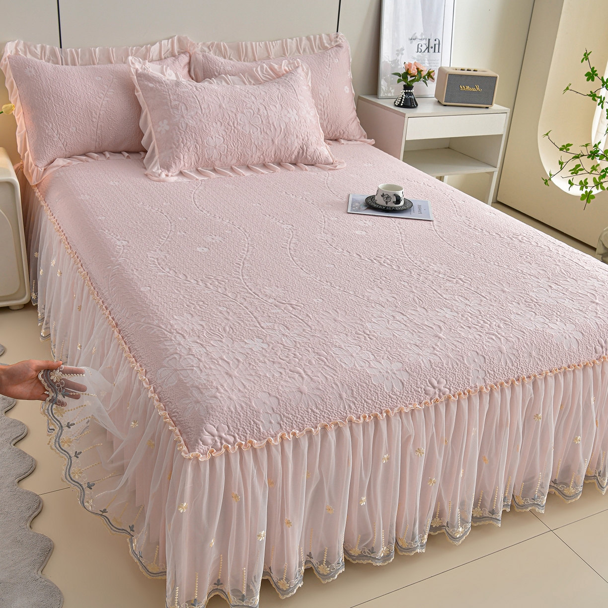 91家纺网 家纺一手货源 找家纺 民新家纺 2026新款3D立体冰豆豆席床裙三件套-爱心-漫舞-幸运花朵 漫舞-粉
