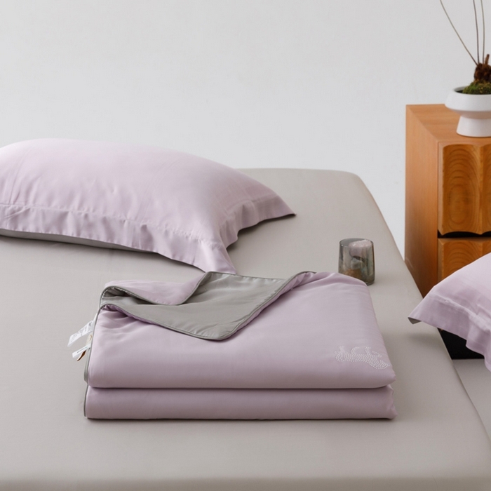 91家纺网 家纺一手货源 找家纺 CINNY馨宜 2026新款60莱赛尔大豆纤维撞色天丝夏被-伯爵 晨曦紫