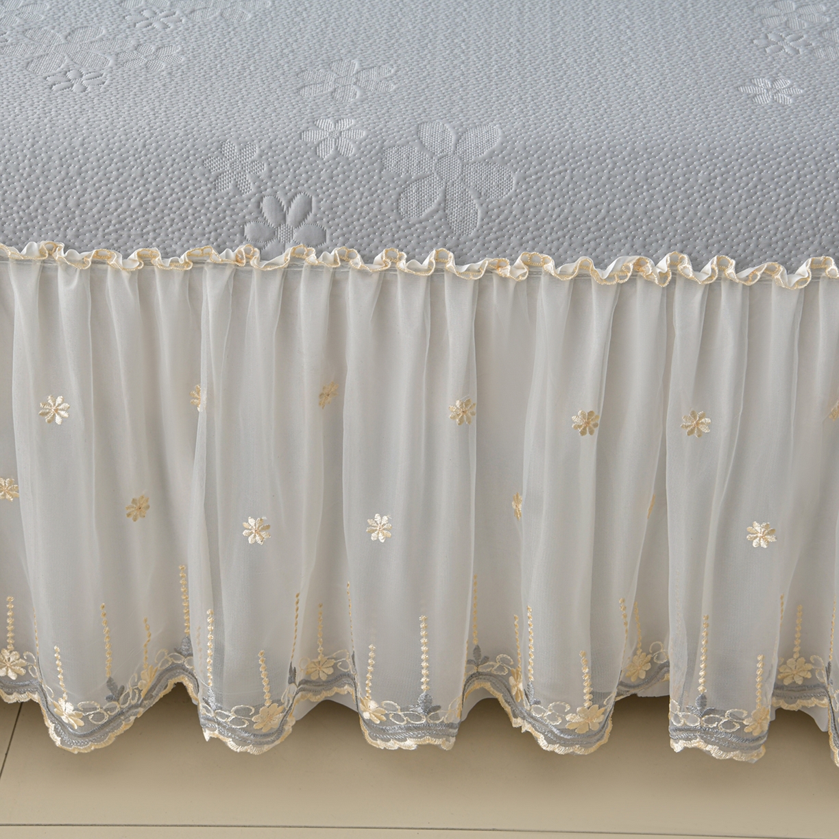 91家纺网 家纺一手货源 找家纺 民新家纺 2026新款3D立体冰豆豆席床裙三件套 幸运花朵-灰