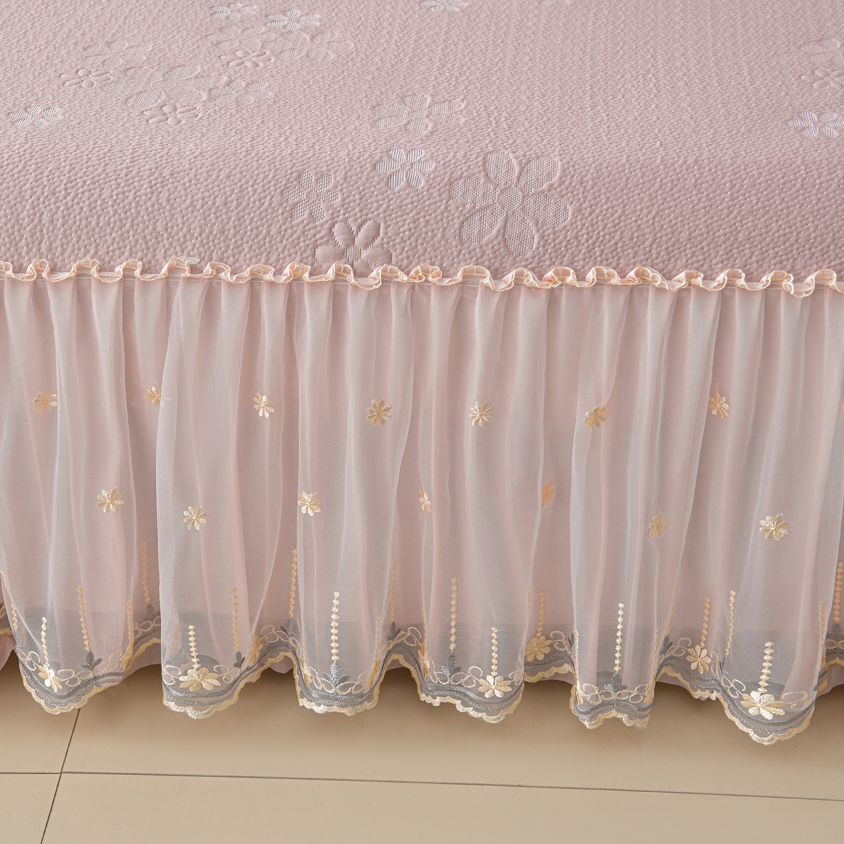 91家纺网 家纺一手货源 找家纺 民新家纺 2026新款3D立体冰豆豆席床裙三件套 幸运花朵-粉