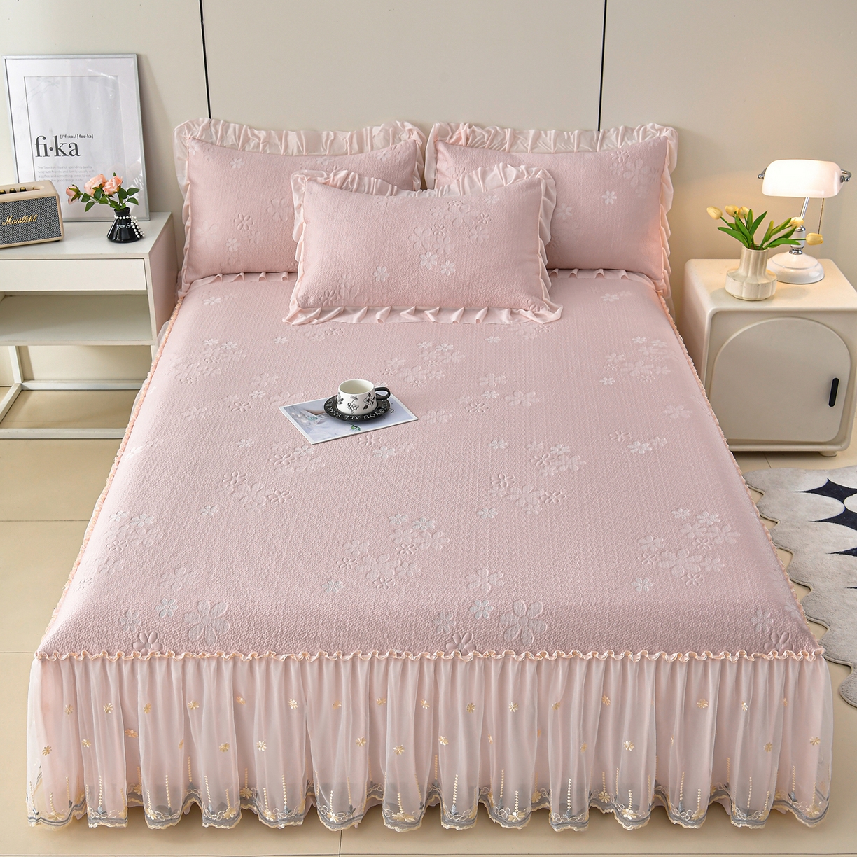 91家纺网 家纺一手货源 找家纺 民新家纺 2026新款3D立体冰豆豆席床裙三件套 幸运花朵-粉