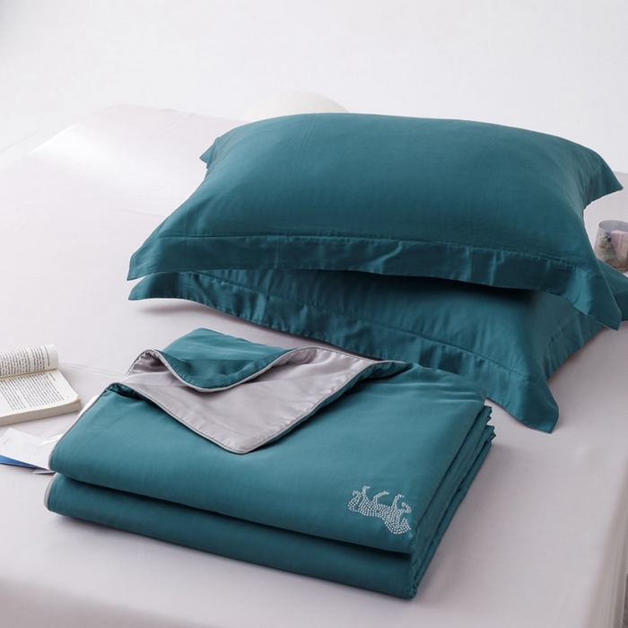 91家纺网 家纺一手货源 找家纺 CINNY馨宜 2026新款60莱赛尔大豆纤维撞色天丝夏被-伯爵 孔雀绿