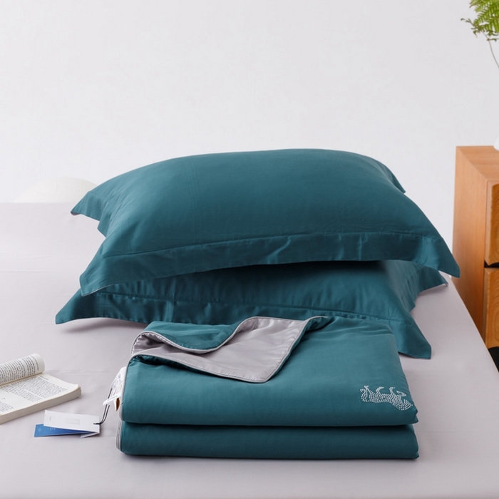 91家纺网 家纺一手货源 找家纺 CINNY馨宜 2026新款60莱赛尔大豆纤维撞色天丝夏被-伯爵 孔雀绿