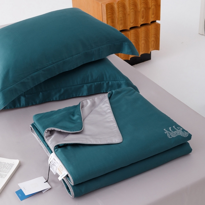 91家纺网 家纺一手货源 找家纺 CINNY馨宜 2026新款60莱赛尔大豆纤维撞色天丝夏被-伯爵 孔雀绿