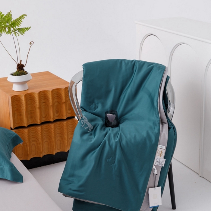 91家纺网 家纺一手货源 找家纺 CINNY馨宜 2026新款60莱赛尔大豆纤维撞色天丝夏被-伯爵 孔雀绿