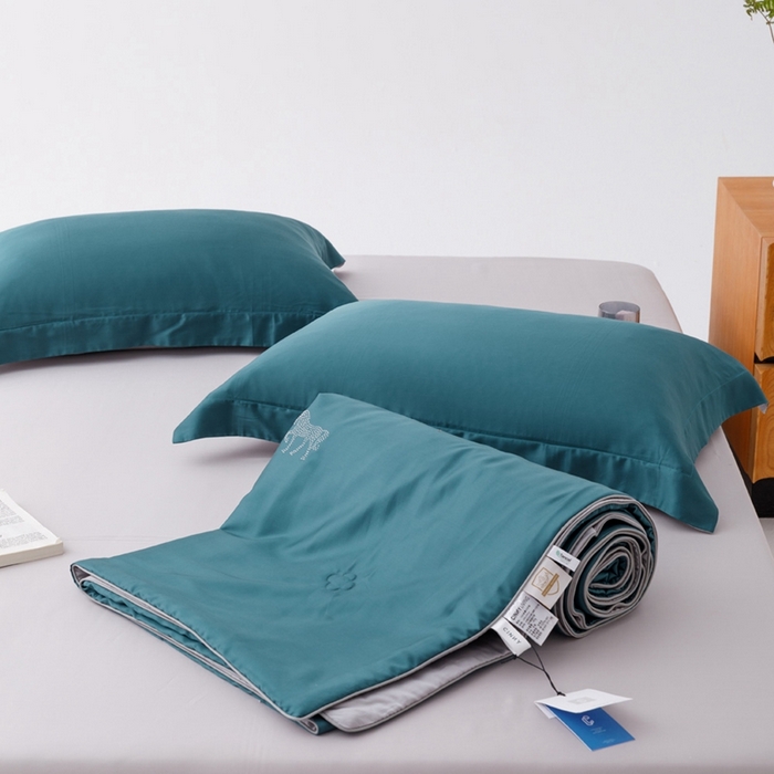 91家纺网 家纺一手货源 找家纺 CINNY馨宜 2026新款60莱赛尔大豆纤维撞色天丝夏被-伯爵 孔雀绿