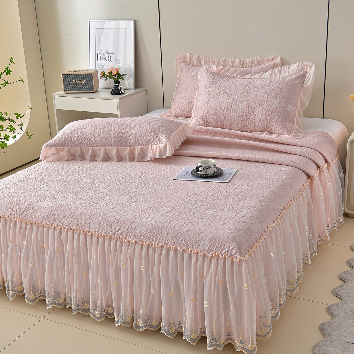 91家纺网 家纺一手货源 找家纺 民新家纺 2026新款3D立体冰豆豆席床裙三件套 漫舞-粉