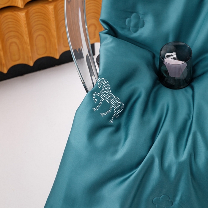 91家纺网 家纺一手货源 找家纺 CINNY馨宜 2026新款60莱赛尔大豆纤维撞色天丝夏被-伯爵 孔雀绿