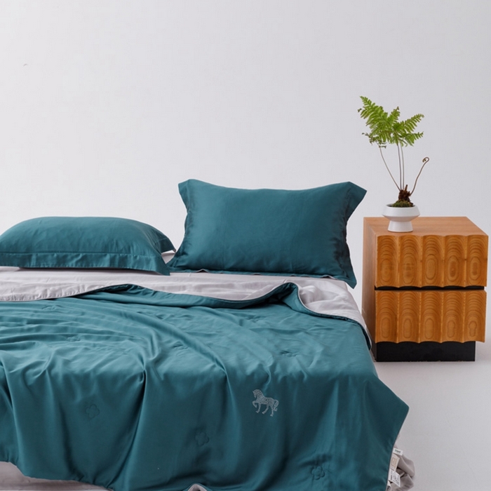 91家纺网 家纺一手货源 找家纺 CINNY馨宜 2026新款60莱赛尔大豆纤维撞色天丝夏被-伯爵 孔雀绿