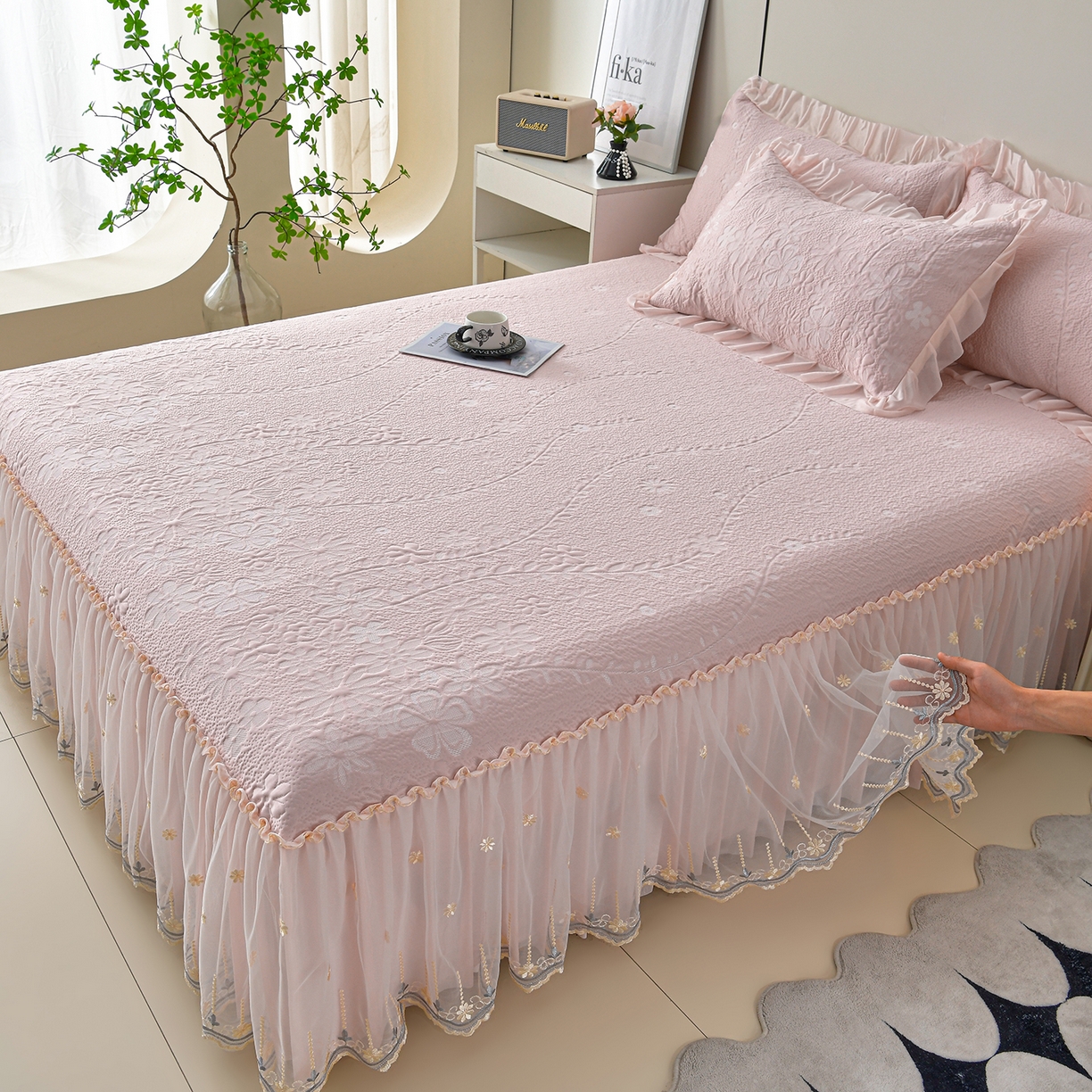 91家纺网 家纺一手货源 找家纺 民新家纺 2026新款3D立体冰豆豆席床裙三件套 漫舞-粉