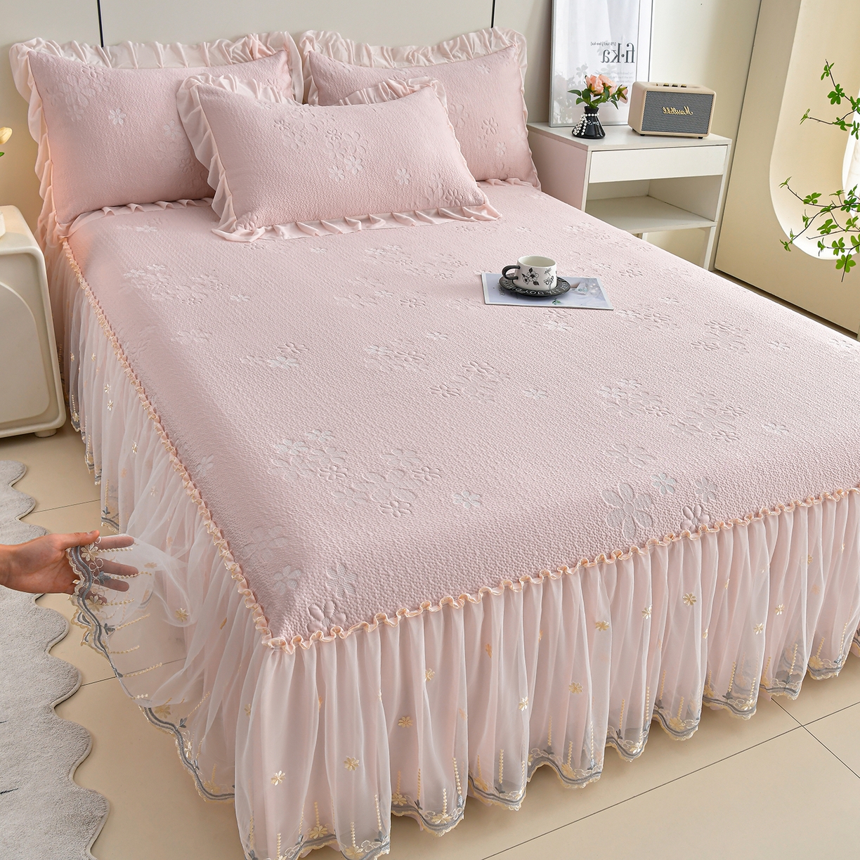 91家纺网 家纺一手货源 找家纺 民新家纺 2026新款3D立体冰豆豆席床裙三件套 幸运花朵-粉