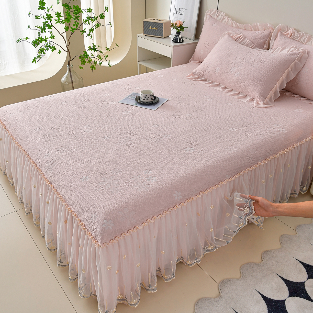 91家纺网 家纺一手货源 找家纺 民新家纺 2026新款3D立体冰豆豆席床裙三件套 幸运花朵-粉