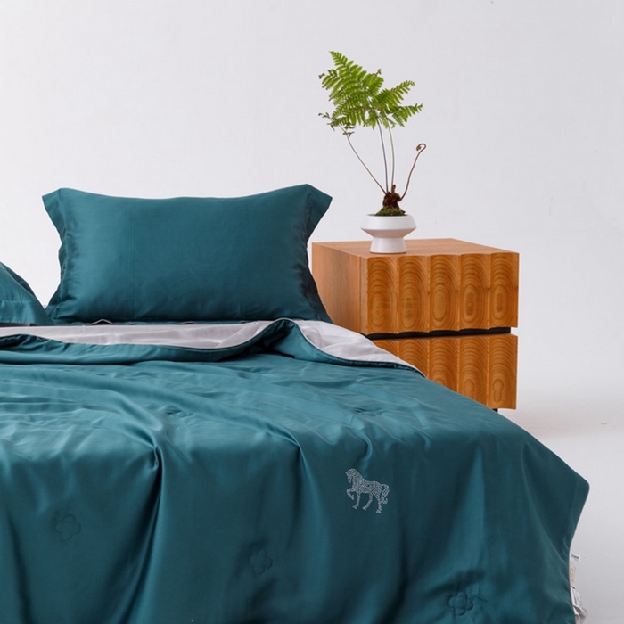 91家纺网 家纺一手货源 找家纺 CINNY馨宜 2026新款60莱赛尔大豆纤维撞色天丝夏被-伯爵 孔雀绿