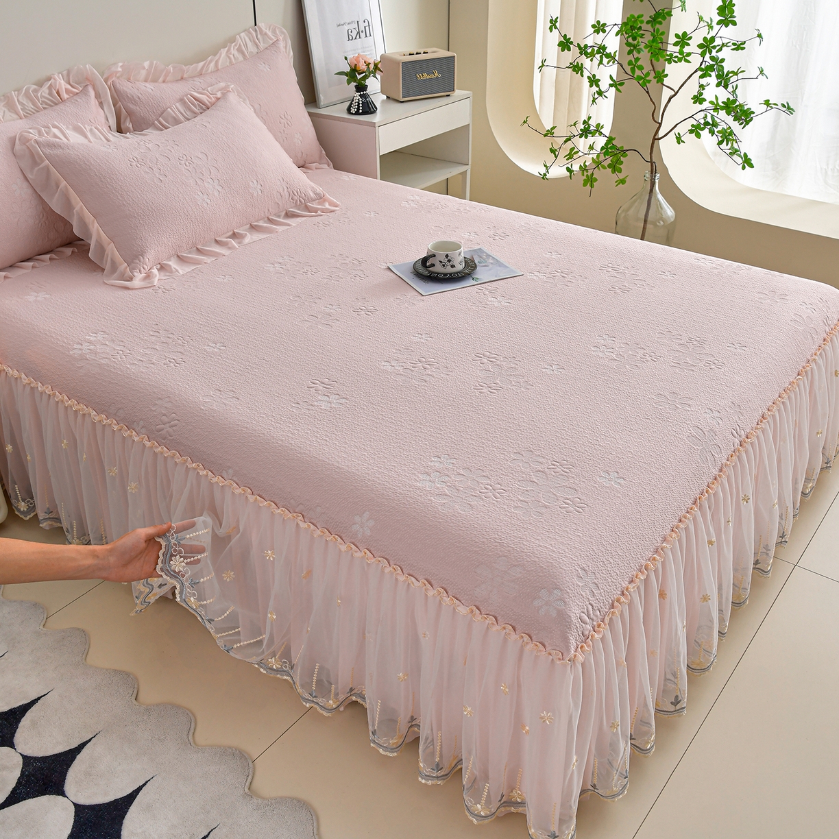 91家纺网 家纺一手货源 找家纺 民新家纺 2026新款3D立体冰豆豆席床裙三件套 幸运花朵-粉