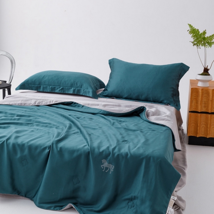 91家纺网 家纺一手货源 找家纺 CINNY馨宜 2026新款60莱赛尔大豆纤维撞色天丝夏被-伯爵 孔雀绿