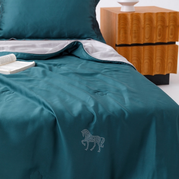 91家纺网 家纺一手货源 找家纺 CINNY馨宜 2026新款60莱赛尔大豆纤维撞色天丝夏被-伯爵 孔雀绿