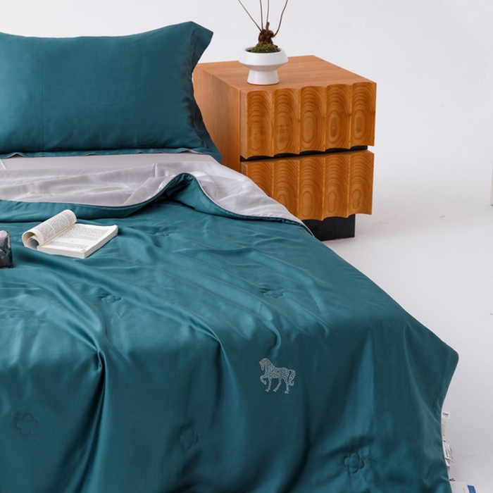 91家纺网 家纺一手货源 找家纺 CINNY馨宜 2026新款60莱赛尔大豆纤维撞色天丝夏被-伯爵 孔雀绿