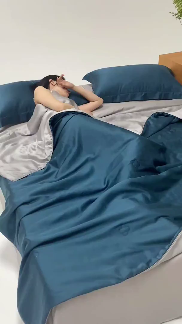 91家纺网 家纺一手货源 找家纺 CINNY馨宜 2026新款60莱赛尔大豆纤维撞色天丝夏被-伯爵 孔雀绿