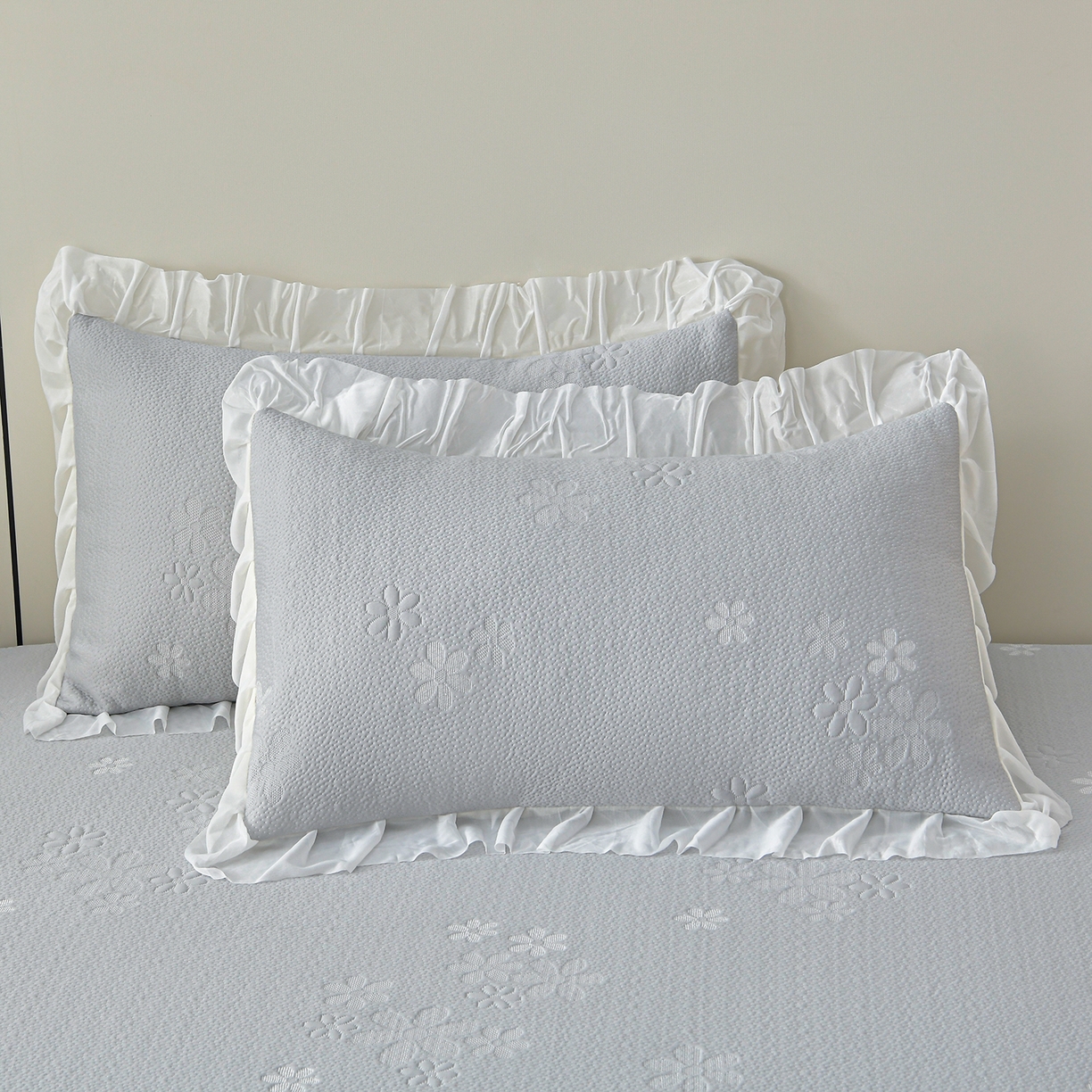 91家纺网 家纺一手货源 找家纺 民新家纺 2026新款3D立体冰豆豆席床裙三件套 幸运花朵-灰