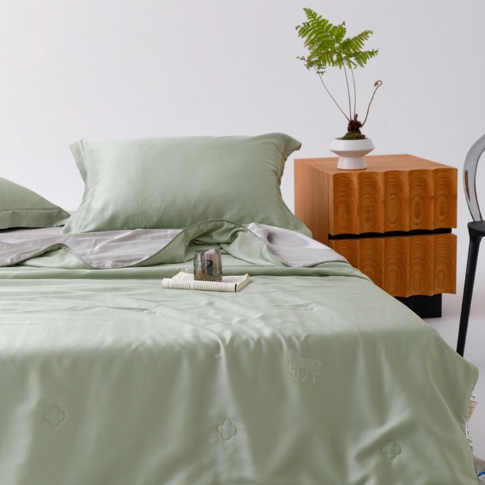 91家纺网 家纺一手货源 找家纺 CINNY馨宜 2026新款60莱赛尔大豆纤维撞色天丝夏被-伯爵 浅松绿