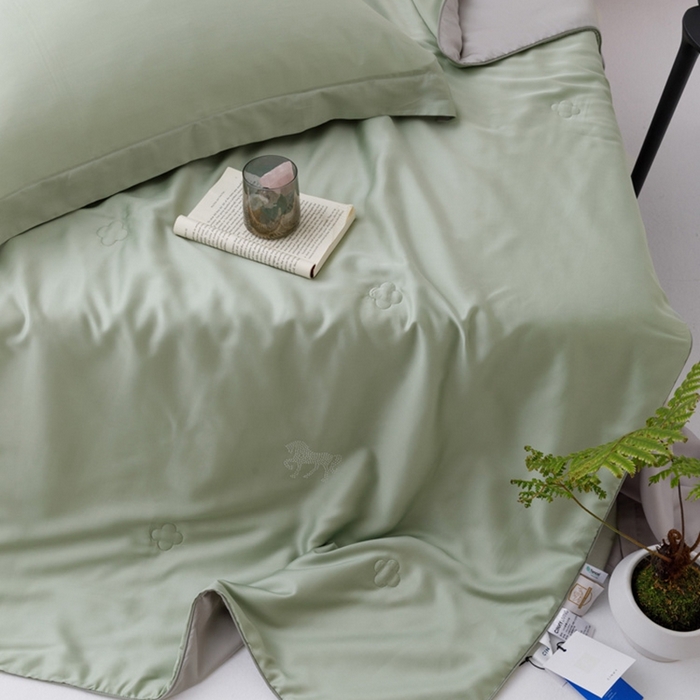 91家纺网 家纺一手货源 找家纺 CINNY馨宜 2026新款60莱赛尔大豆纤维撞色天丝夏被-伯爵 浅松绿
