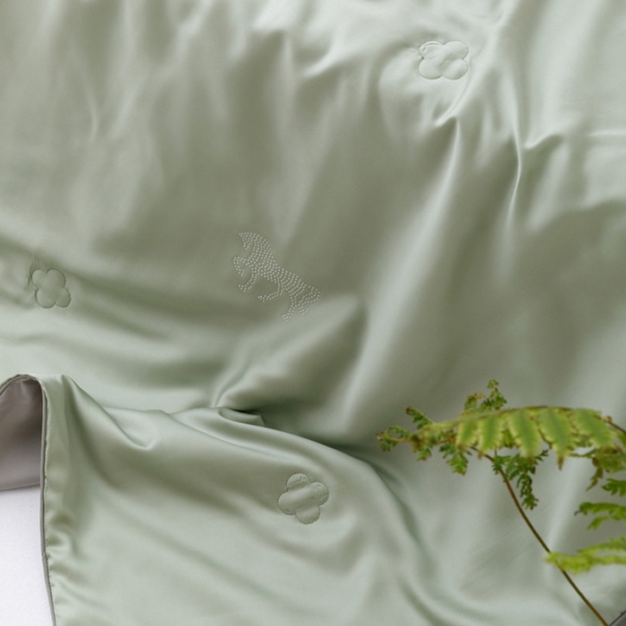 91家纺网 家纺一手货源 找家纺 CINNY馨宜 2026新款60莱赛尔大豆纤维撞色天丝夏被-伯爵 浅松绿