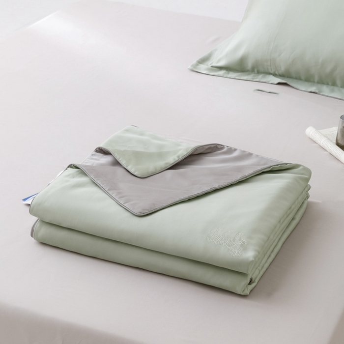 91家纺网 家纺一手货源 找家纺 CINNY馨宜 2026新款60莱赛尔大豆纤维撞色天丝夏被-伯爵 浅松绿