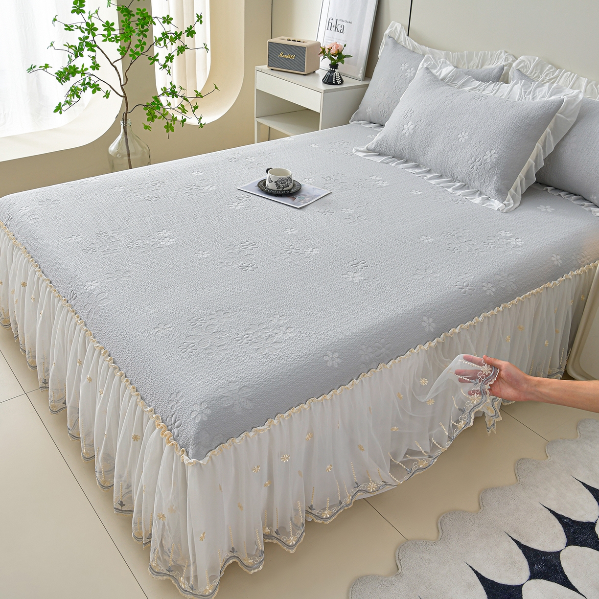 91家纺网 家纺一手货源 找家纺 民新家纺 2026新款3D立体冰豆豆席床裙三件套 幸运花朵-灰