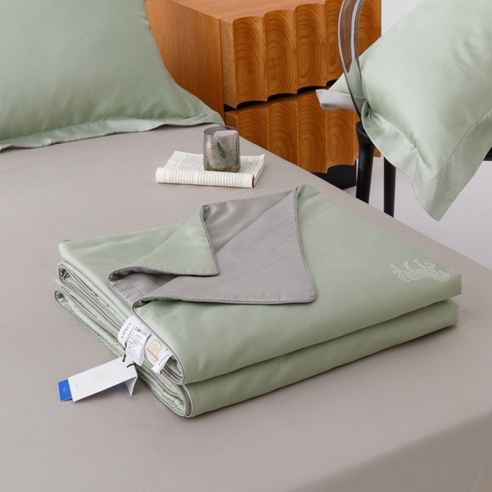 91家纺网 家纺一手货源 找家纺 CINNY馨宜 2026新款60莱赛尔大豆纤维撞色天丝夏被-伯爵 浅松绿