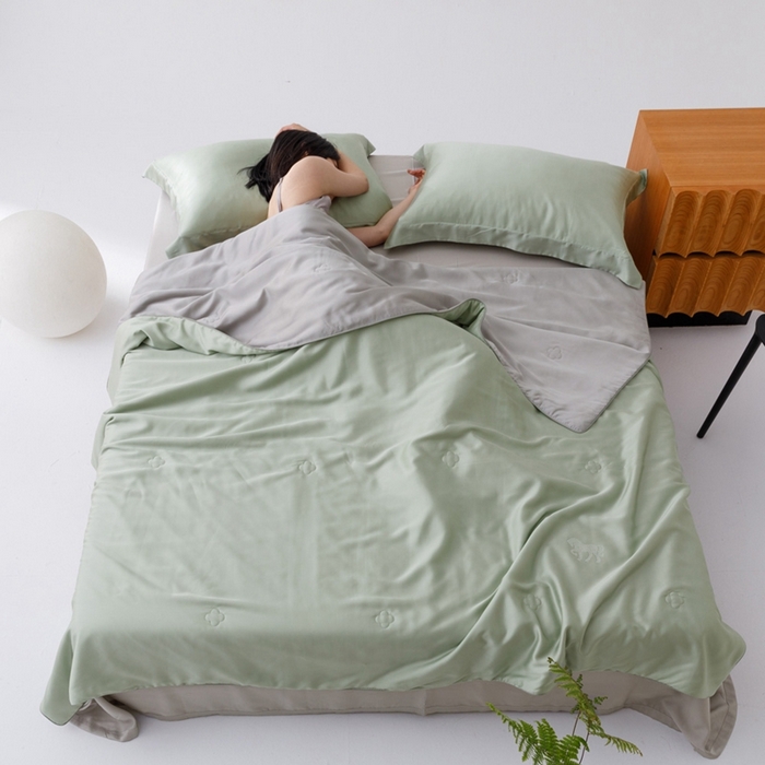 91家纺网 家纺一手货源 找家纺 CINNY馨宜 2026新款60莱赛尔大豆纤维撞色天丝夏被-伯爵 浅松绿