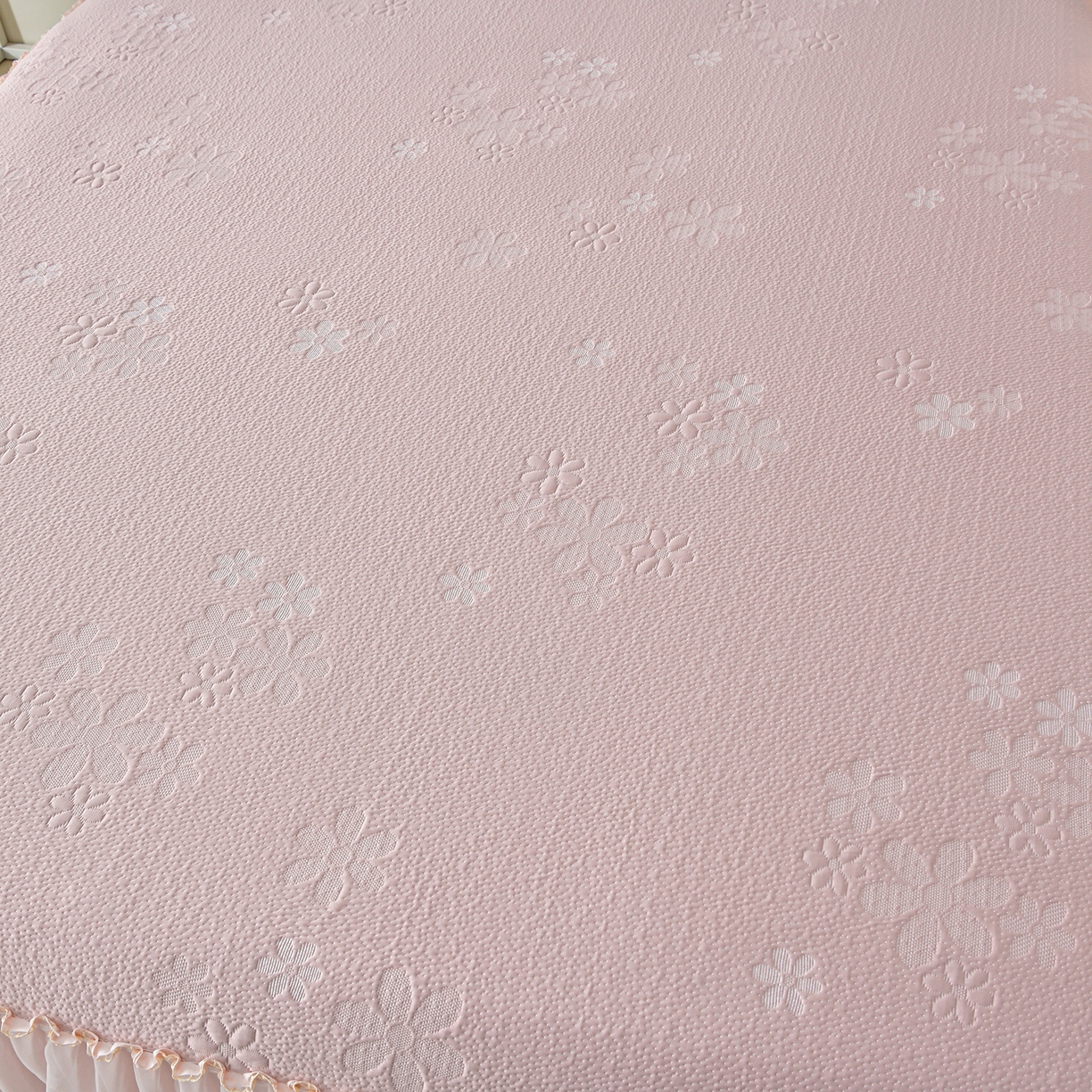 91家纺网 家纺一手货源 找家纺 民新家纺 2026新款3D立体冰豆豆席床裙三件套 幸运花朵-粉