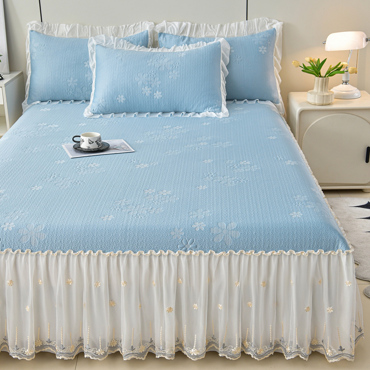 91家纺网 家纺一手货源 找家纺 民新家纺 2026新款3D立体冰豆豆席床裙三件套 幸运花朵-蓝