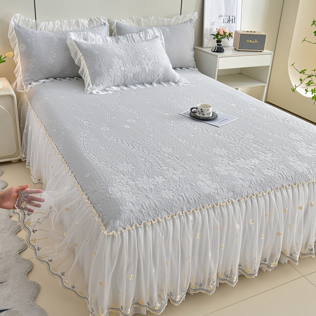 91家纺网 家纺一手货源 找家纺 民新家纺 2026新款3D立体冰豆豆席床裙三件套 漫舞-灰