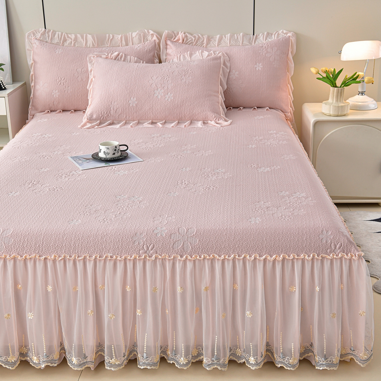 91家纺网 家纺一手货源 找家纺 民新家纺 2026新款3D立体冰豆豆席床裙三件套 幸运花朵-粉