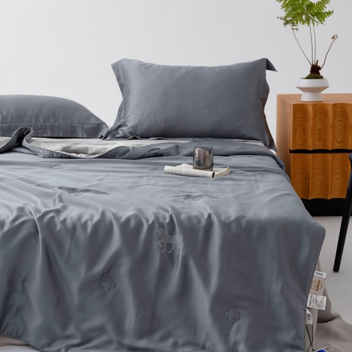 91家纺网 家纺一手货源 找家纺 CINNY馨宜 2026新款60莱赛尔大豆纤维撞色天丝夏被-伯爵 雾霾蓝