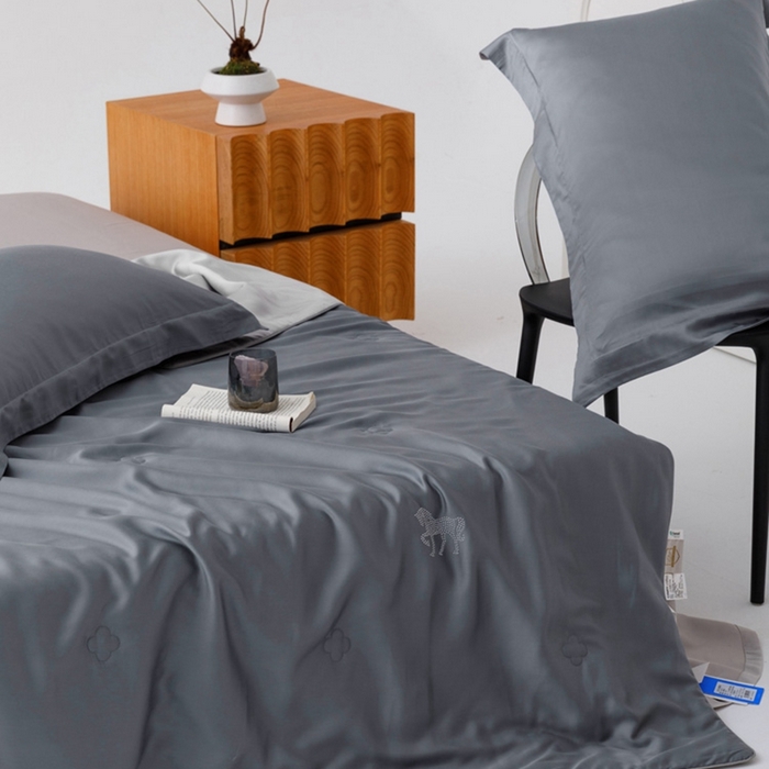 91家纺网 家纺一手货源 找家纺 CINNY馨宜 2026新款60莱赛尔大豆纤维撞色天丝夏被-伯爵 雾霾蓝